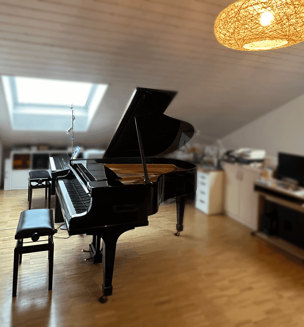 Das Klavierzimmer im Dachstock mit Flügel und E-Piano