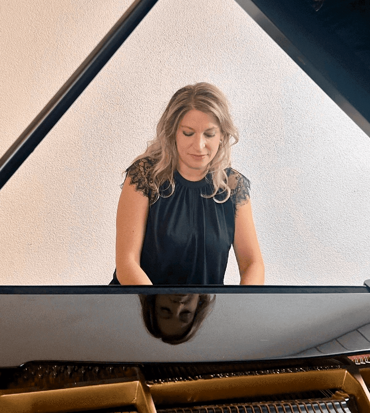 Valérie Girard spielt an ihrem Flügel